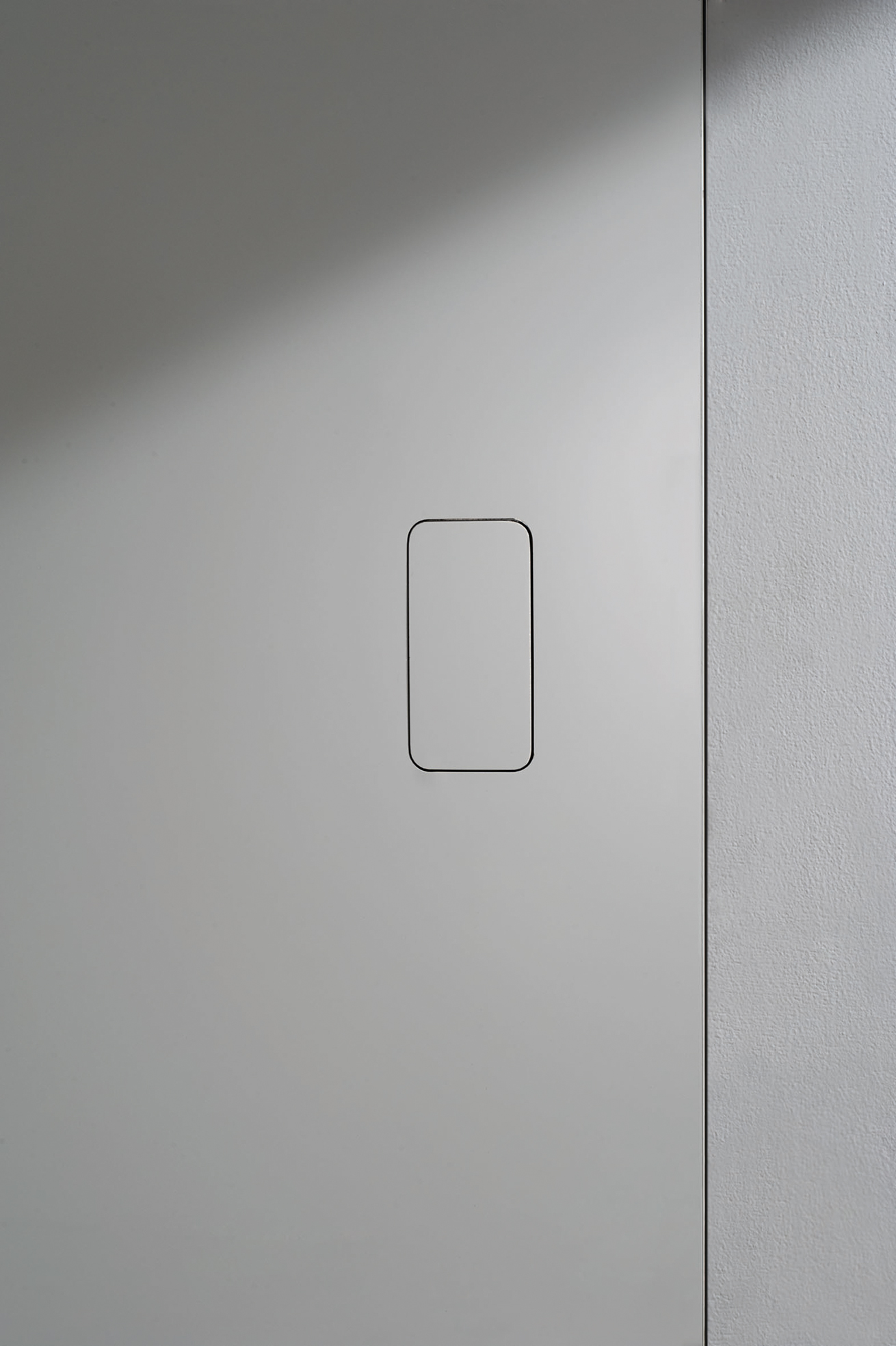 Invisible push handle for a minimal flush door