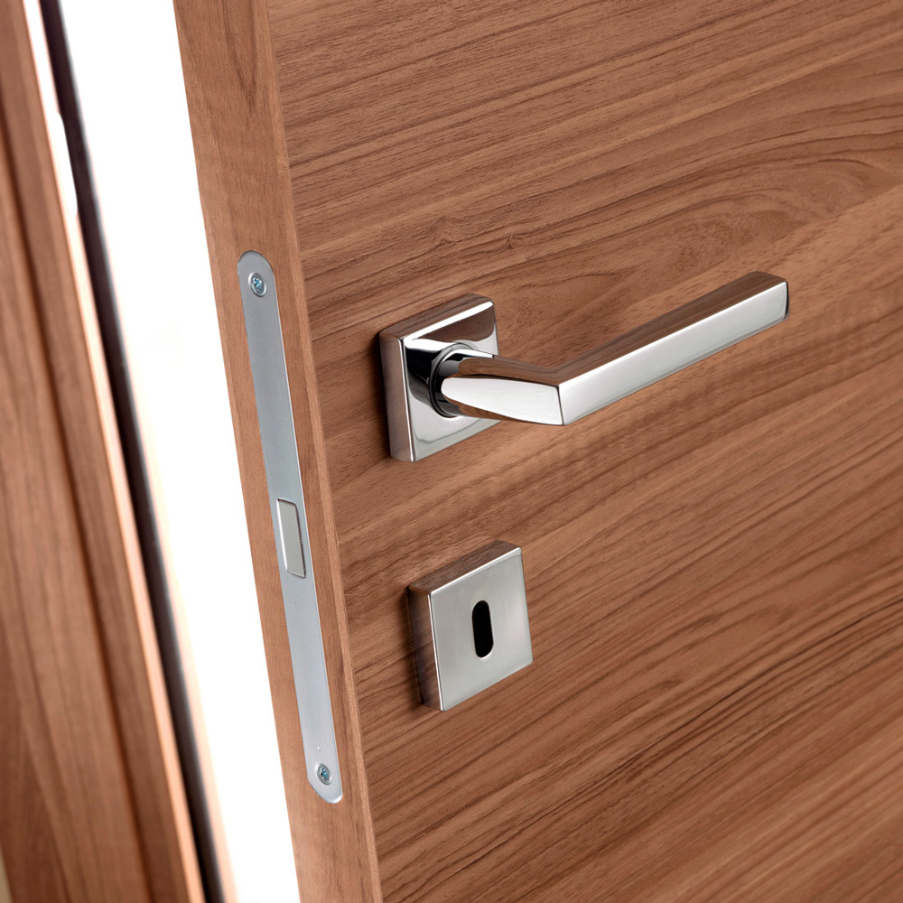 Porta moderna a battente effetto legno con serratura magnetica
